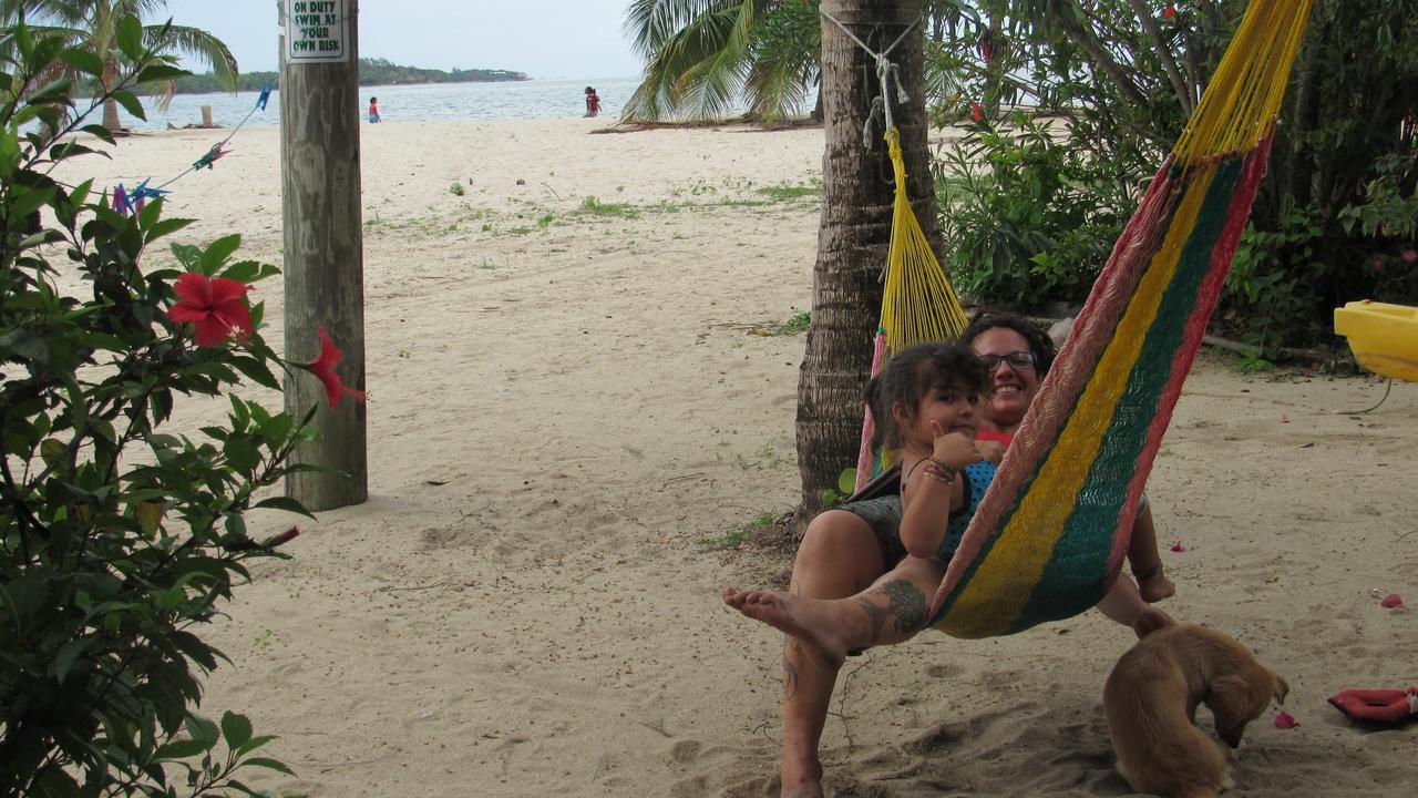 Anda Di Hows Hostel Placencia Екстер'єр фото
