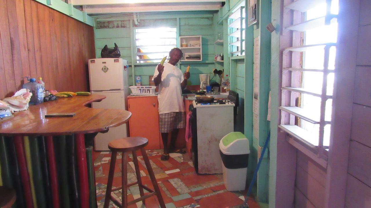 Anda Di Hows Hostel Placencia Екстер'єр фото