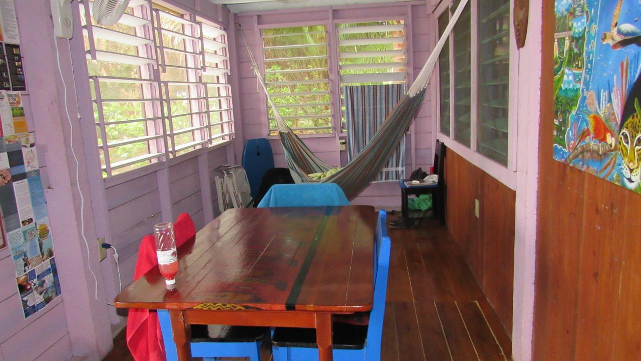 Anda Di Hows Hostel Placencia Екстер'єр фото